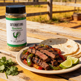 Cattleman's Grill Ranchero Seasoning 283g — beauty shot, glistening ranchero fajita strips plated with charred peppers and lime
