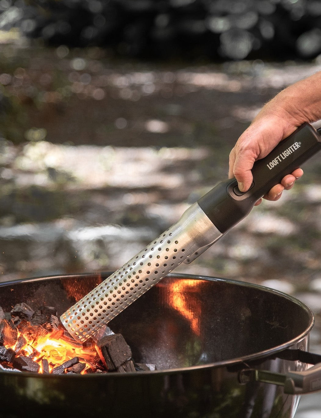 Looftlighter Classic lighting charcoal in a kettle with superheated air, sparks lifting