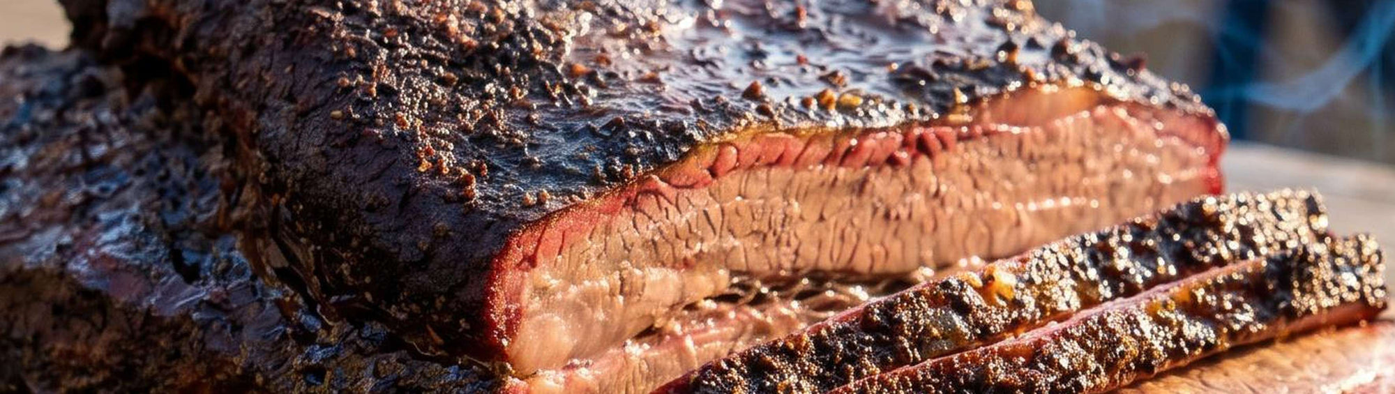 Smokes Seasoning Brisket Black BBQ Rub beside sliced smoked brisket showing a dark pepper-crusted bark and pink smoke ring, beef barbecue rub